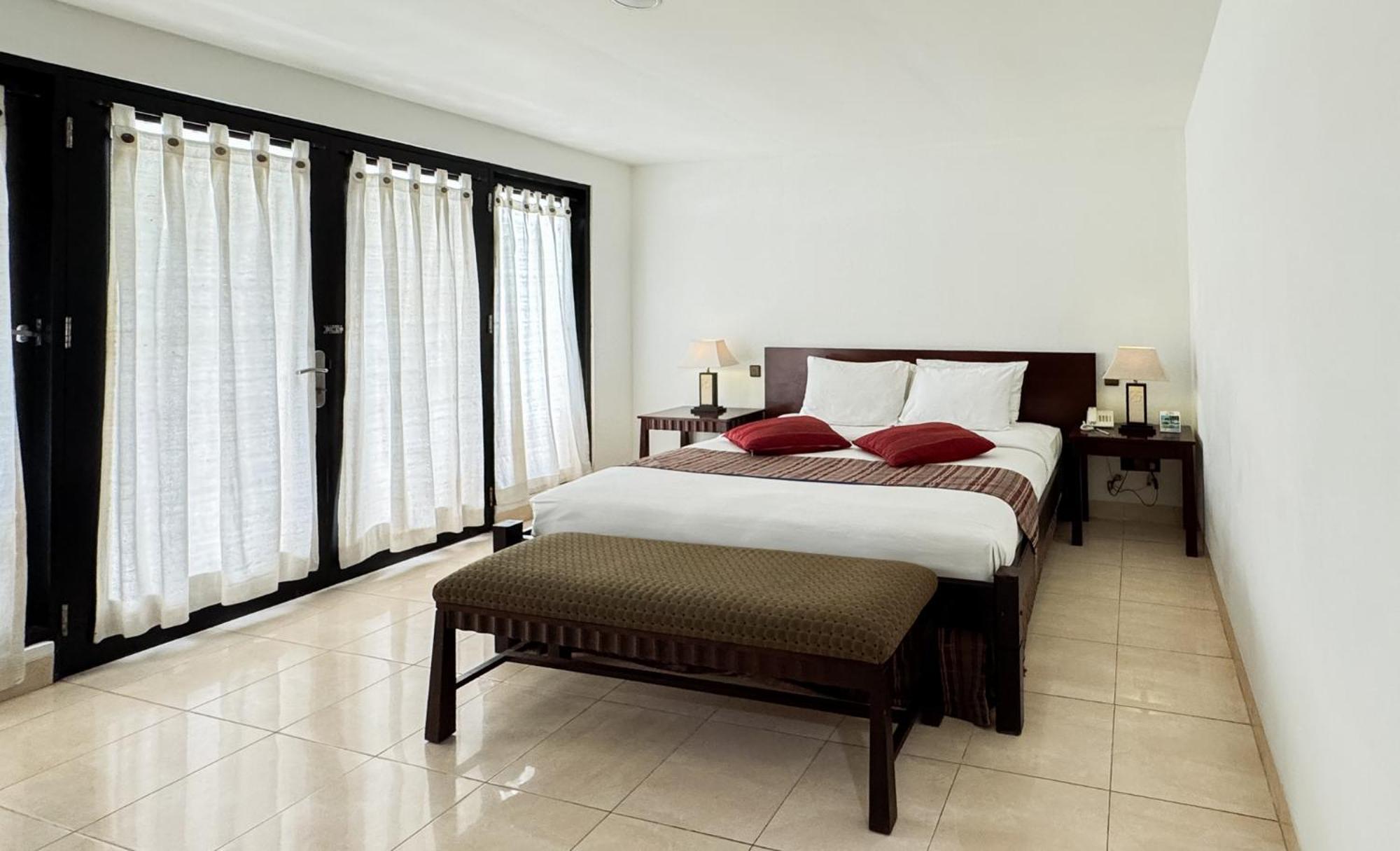 Legong Keraton Beach Hotel Canggu Exteriör bild